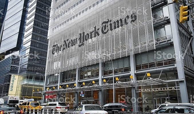 Trump move ação bilionária contra NY Times e Penguin, acusando difamação e calúnia, em um dos casos mais impactantes da imprensa americana.