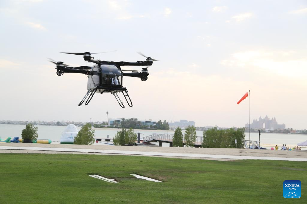 Carro voador desenvolvido pela empresa chinesa XPENG AEROHT é visto durante voo de demonstração em Dubai, Emirados Árabes Unidos, em 12 de outubro de 2025.