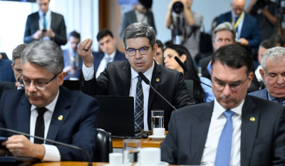 Sob clima de tensão e disputas políticas, o Congresso instala a CPI do Crime Organizado, apelando à união contra a escalada da violência nacional.
