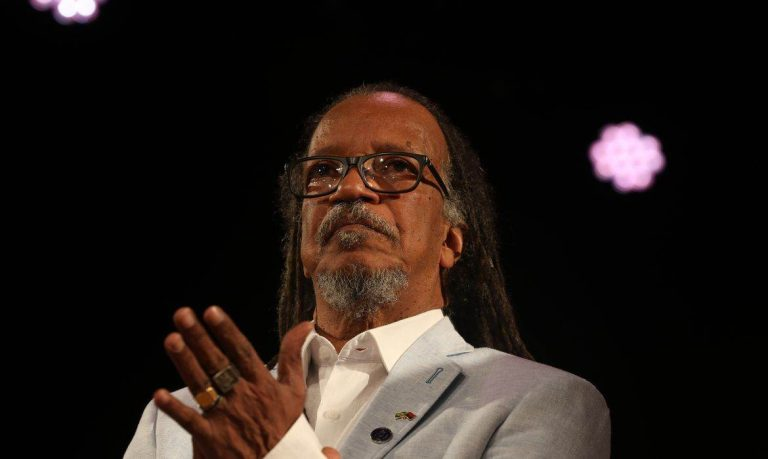 Abdias Nascimento foi escritor, dramaturgo, artista plástico, professor universitário, político e ativista dos direitos civis e humanos das populações negras brasileiras.