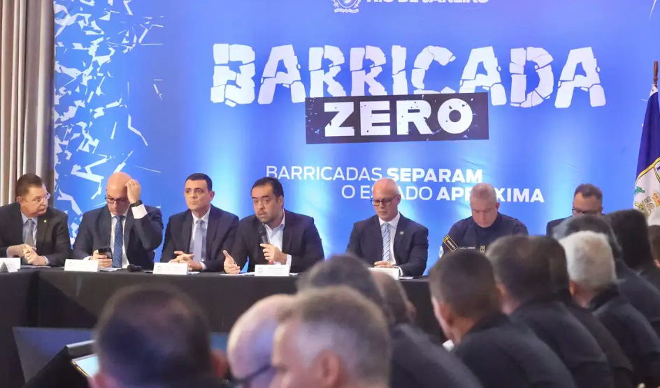 Reunião de Cláudio Castro com prefeitos marca a ofensiva estadual para remover barricadas e consolidar apoio político antes das eleições de 2026