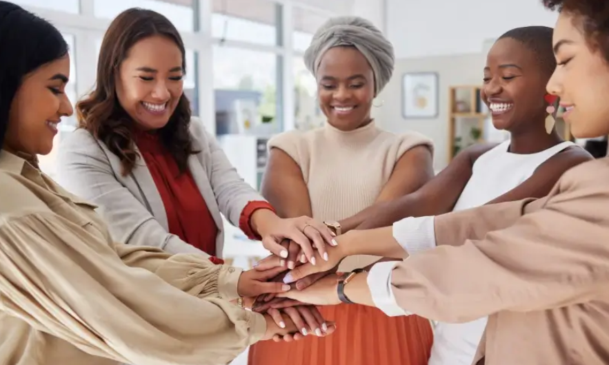 A programação no Galpão Tecnológico reúne debates, oficinas, apresentações culturais e espaços de negócios para fortalecer redes e ampliar oportunidades para mulheres empreendedoras.