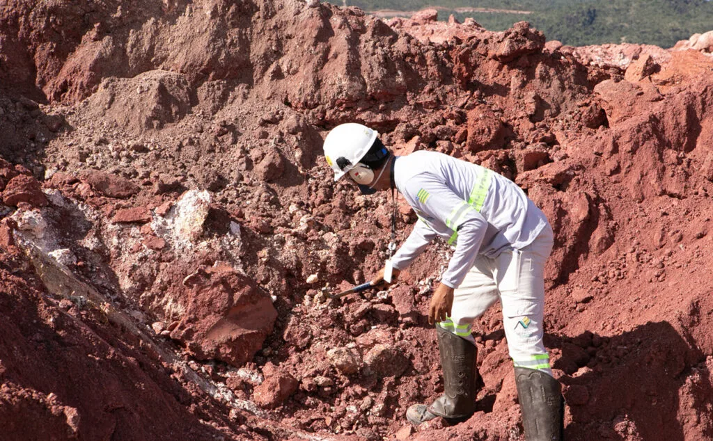 A suspensão das análises reflete o peso da memória de tragédias em Minas e a exigência de comunidades e instituições por rigor técnico e transparência no processo.