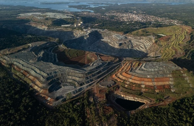 A suspensão das análises reflete o peso da memória de tragédias em Minas e a exigência de comunidades e instituições por rigor técnico e transparência no processo.