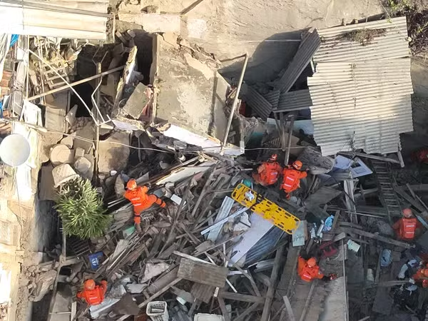 A parte dos fundos de um sobrado desabou na Rua Tavares Bastos e deixou feridos, mobilizando equipes dos bombeiros em uma operação delicada ao amanhecer.