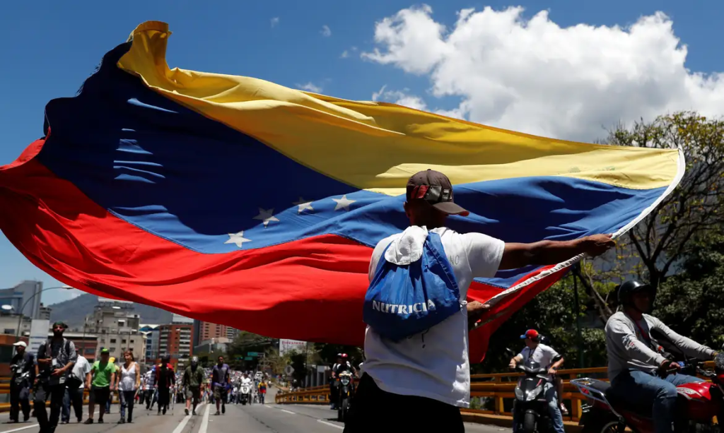 A nomeação de Delcy Rodríguez, segundo Castro, evitou o colapso institucional e desmontou a narrativa de ruptura interna no governo venezuelano.