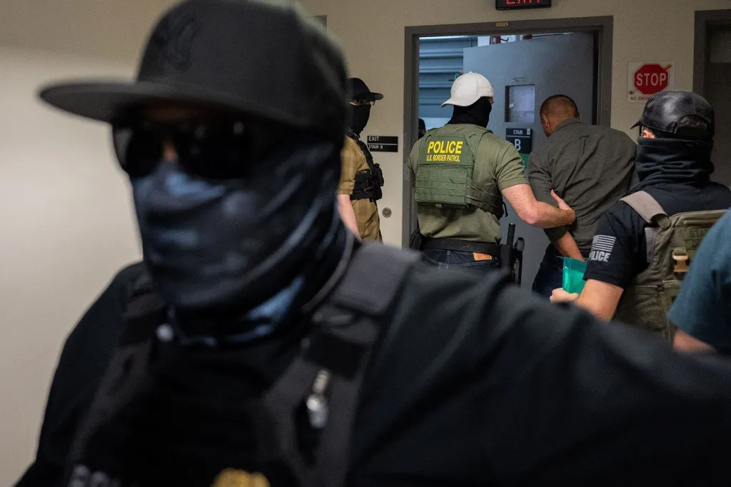 Ações do Ice dividem americanos e ampliam tensão política