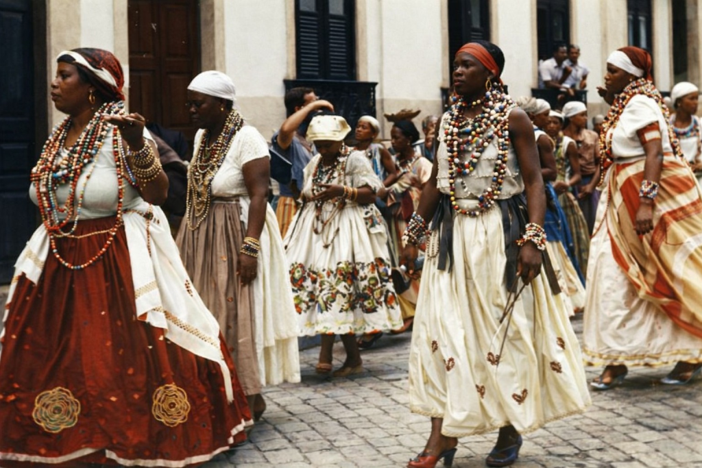 Nada disso é acaso. O Carnaval não foi “naturalmente” apropriado pela elite branca. Ele foi capturado, embalado, vendido e revendicado como produto premium. O que nasceu como insurgência virou ativo econômico.