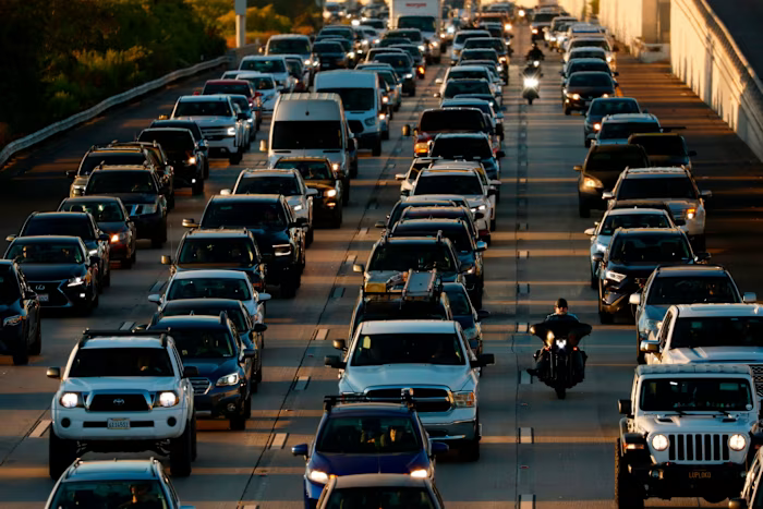 Corte de incentivos nos EUA, flexibilização na Europa e foco no lucro colocam em risco metas globais de descarbonização.