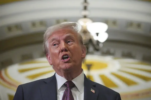 Declarações de Donald Trump e ações militares revelam uma política externa centrada em poder, petróleo e intimidação, com impactos diretos na soberania de nações inteiras.