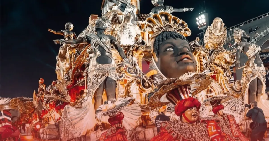 Desfile reafirma identidade da cidade e emociona público ao unir arte, pertencimento e potência estética na Marquês de Sapucaí.