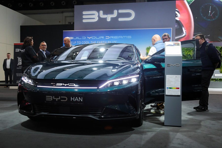 BYD, BYD Han, carro elétrico, veículo elétrico, sustentabilidade, tecnologia automotiva, mercado chinês, economia de combustível, energia limpa, exposição de carros, inovação, mobilidade elétrica.