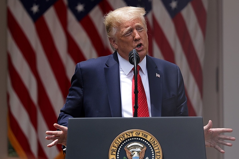 Donald Trump, Presidente dos Estados Unidos, discurso, púlpito presidencial, Casa Branca, política americana, bandeira dos EUA, pronunciamento, selo presidencial, Washington DC.