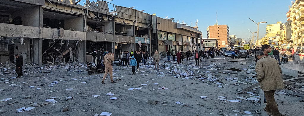 Destruição após ataque israelense a filial do al-Qard al-Hassan no Líbano