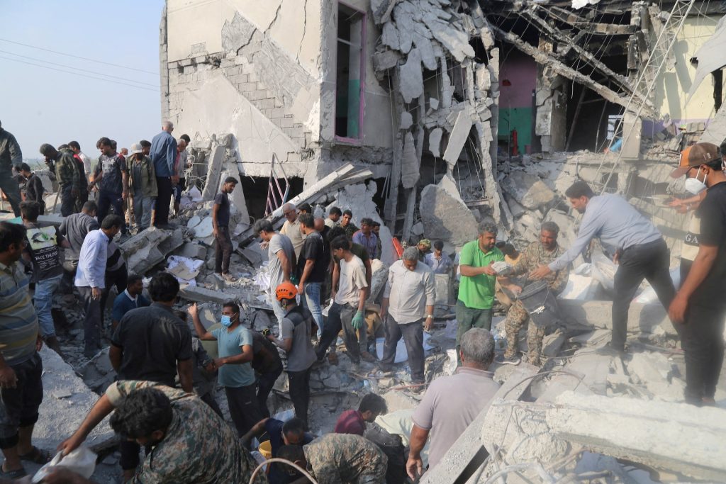 Escombros da escola de meninas Shajareh Tayyebeh em Minab, Irã, após bombardeio