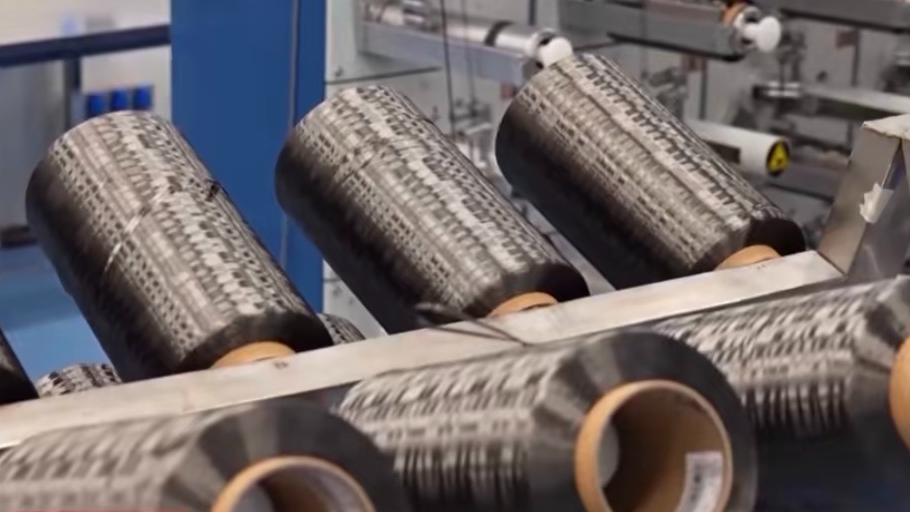 Bobinas de fibra de carbono T1200 em produção industrial na China