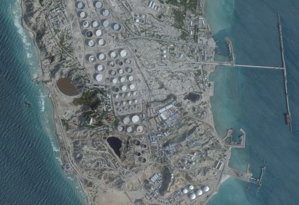 Terminal de petróleo na Ilha de Kharg, Irã, visto por satélite