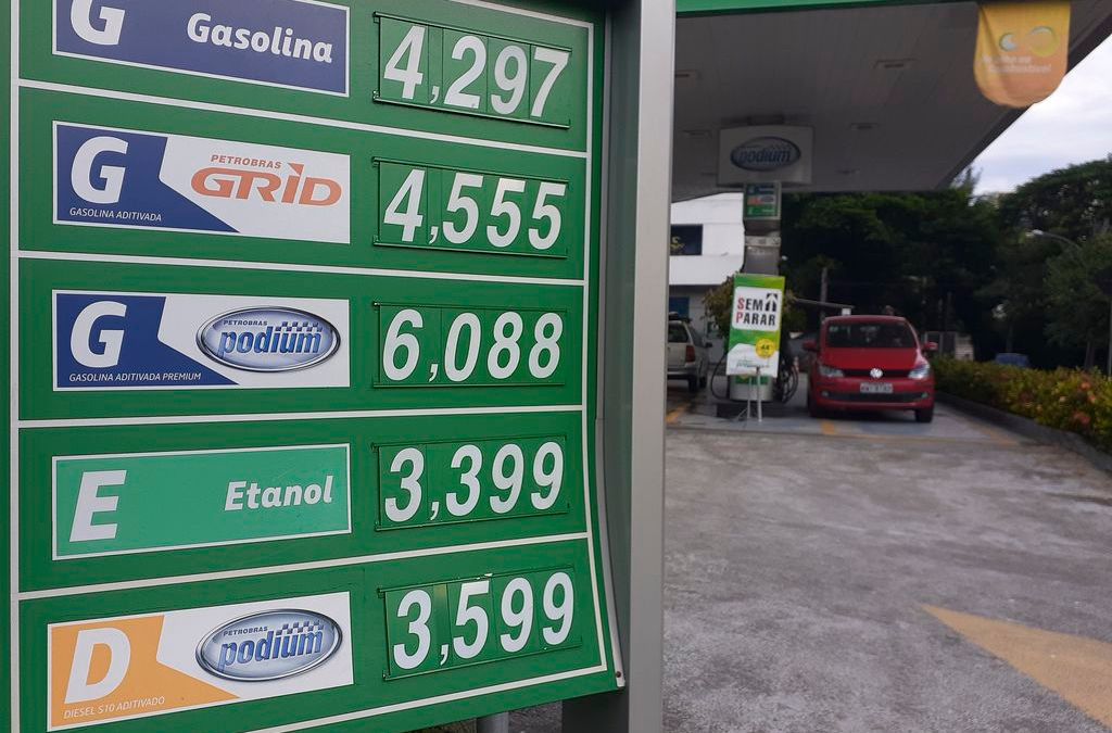Placa de preços de combustíveis em posto de gasolina