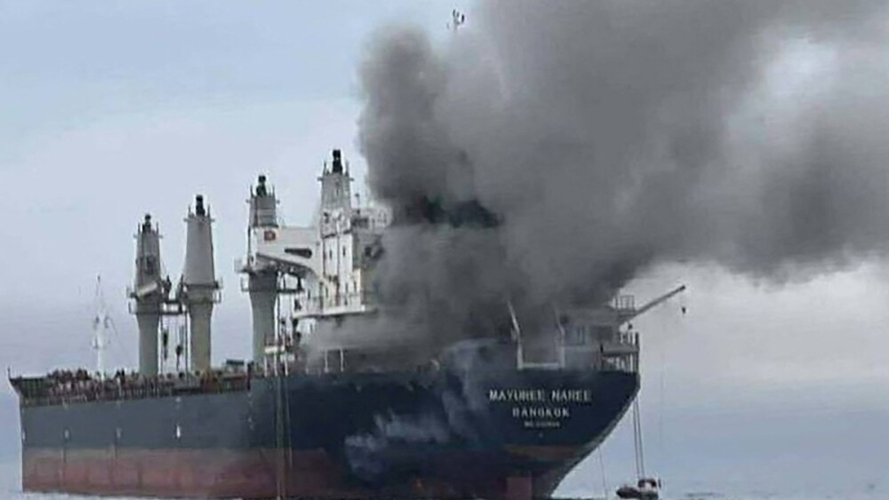 navio cargueiro, incêndio, Mayuree Naree, desastre marítimo, fumaça, segurança náutica, mar, transporte marítimo, emergência, naufrágio.