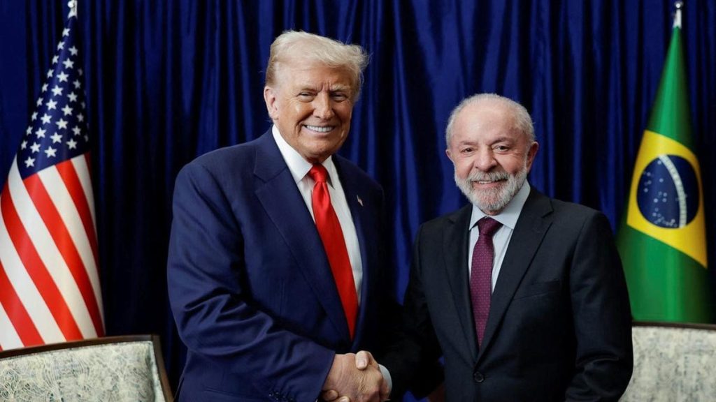 Lula e Trump apertam as mãos durante encontro bilateral na Cúpula da ASEAN