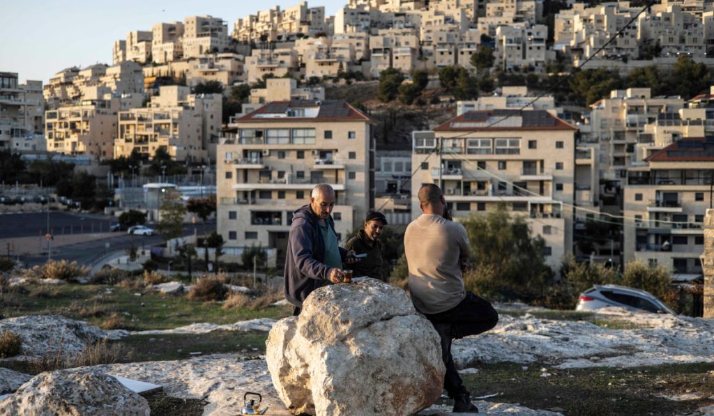 O secretariado geral da OIC reitera que Israel não detém soberania sobre os territórios palestinos ocupados, e a expansão de assentamentos inviabiliza a solução de dois Estados.