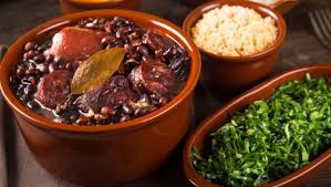 Capitais como Belém e Salvador destacam a riqueza de ingredientes regionais, unindo cultura, história e sabores marcantes à mesa.