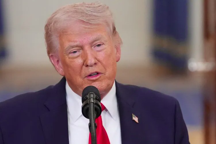 O presidente dos EUA, Donald Trump, discursa durante um pronunciamento televisionado sobre o conflito no Oriente Médio em Washington, DC [AFP]