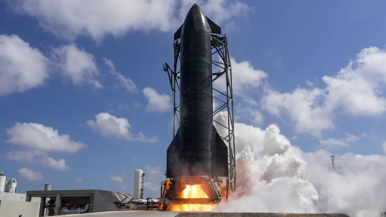 Momento final da contagem regressiva do Starship V3 no Cabo Canaveral, com a torre de lançamento ao fundo sob um céu ensolarado