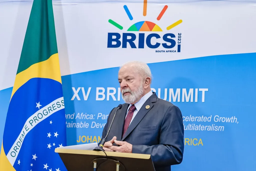 O ex-presidente Lula discursa no XV BRICS Summit, em Joanesburgo, África do Sul. (Foto: Wikimedia Commons)