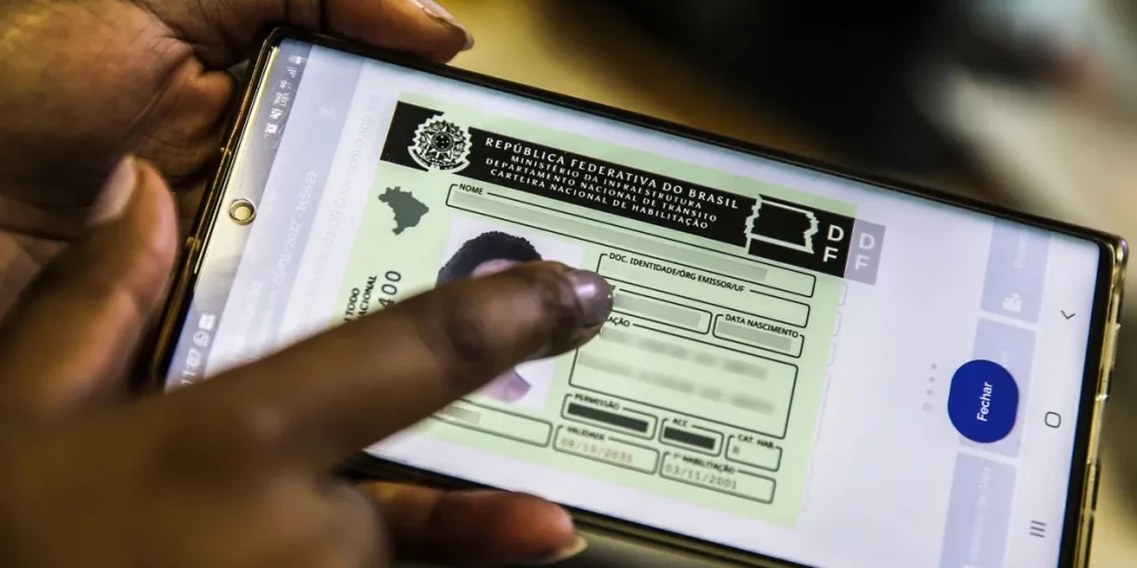 Motorista visualiza digitalmente a Carteira Nacional de Habilitação (CNH) em smartphone. (Foto: agenciabrasil.ebc.com.br)