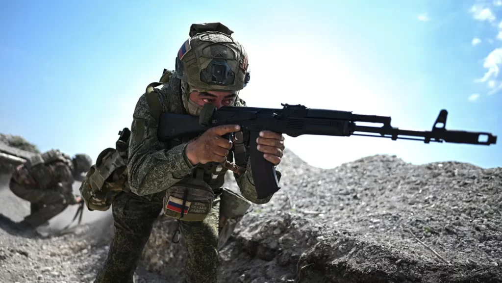 Militar russo em posição de combate durante operação no campo de batalha. (Foto: actualidad.rt.com)
