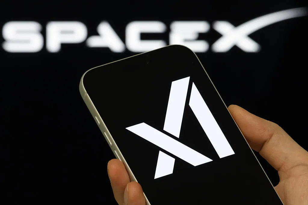 Logotipo da SpaceX exibido em smartphone, com fundo do logotipo da empresa. (Foto: techcrunch.com)