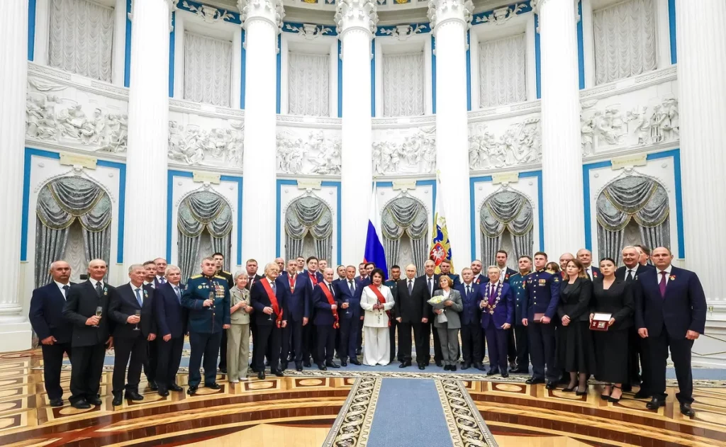Vladimir Putin em cerimônia oficial no Kremlin, acompanhado por autoridades e militares. (Foto: Wikimedia Commons)